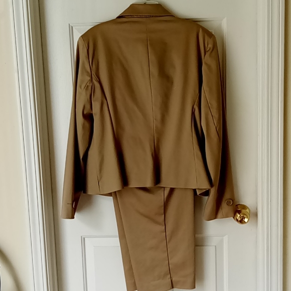 Suite - Picture 2 of 4